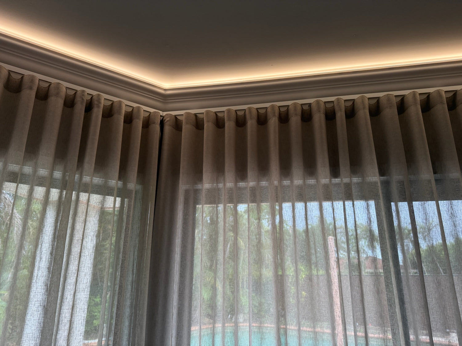 Led light of ibis r cornice with light shining